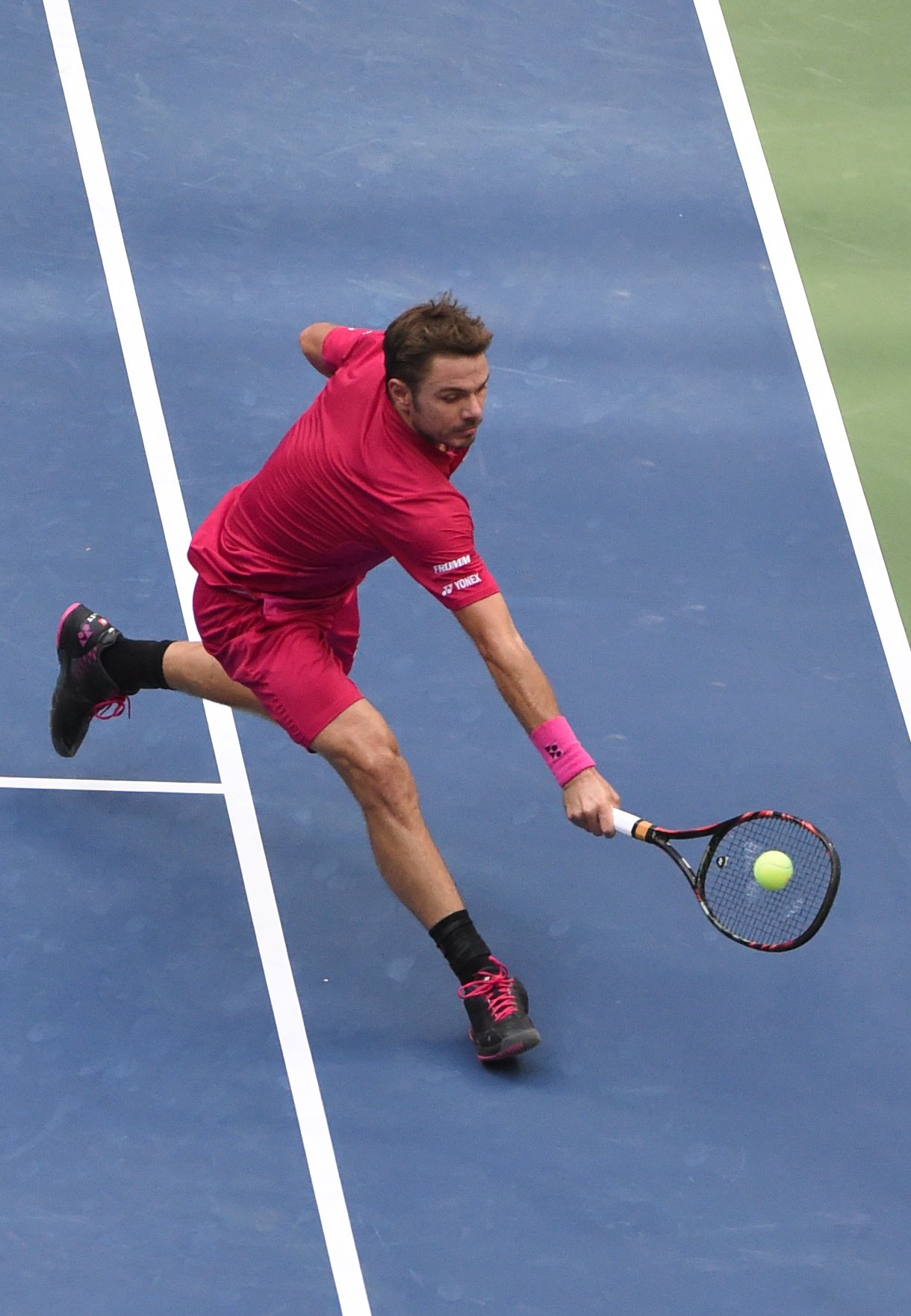 Stan Wawrinka of Switzerland hits a return to Novak Djokovic of Serbia during their 2016 US Open men's final match at the USTA Billie Jean King National Tennis Center in New York on September 11, 2016. / AFP / Timothy A. CLARY (Photo credit should read TIMOTHY A. CLARY/AFP/Getty Images)