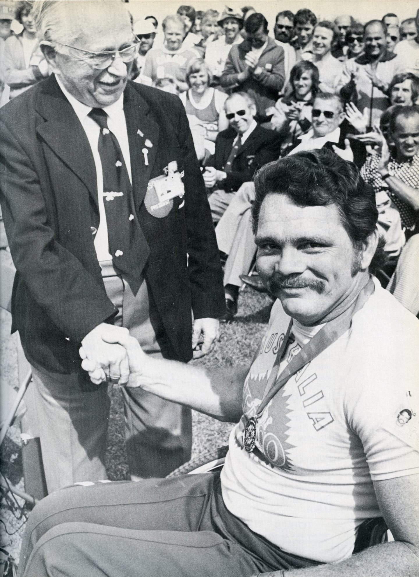 Ludwig Guttmann (Ã  esquerda) e o atleta Eric Russell nos Jogos ParalÃ­mpicos Toronto1976 (CrÃ©ditos: Wikimedia Commons) 