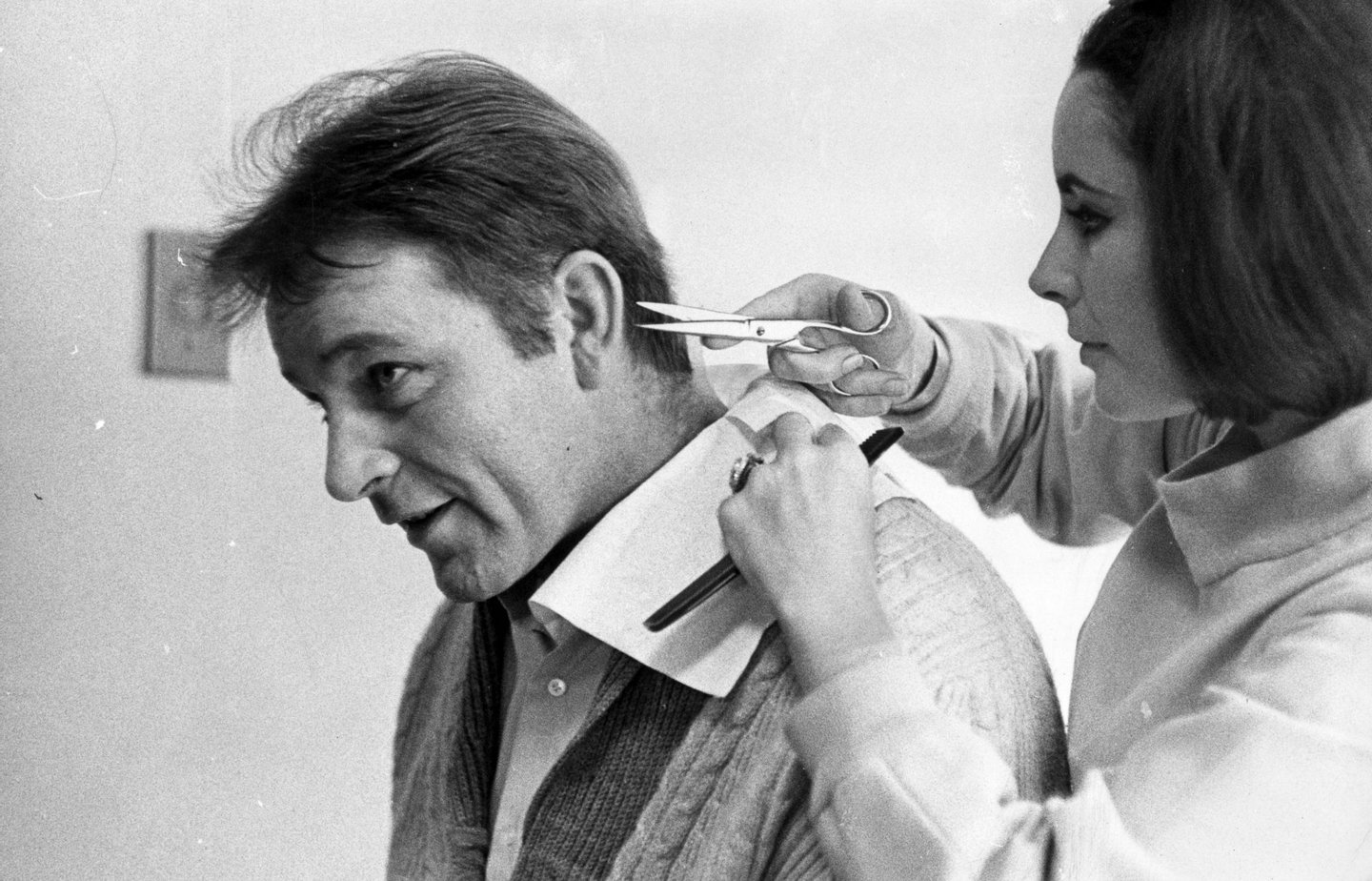 6th March 1964: Elizabeth Taylor gives her future husband Richard Burton (1925-1984) a cursory haircut. (Photo by William Lovelace/Express/Getty Images)