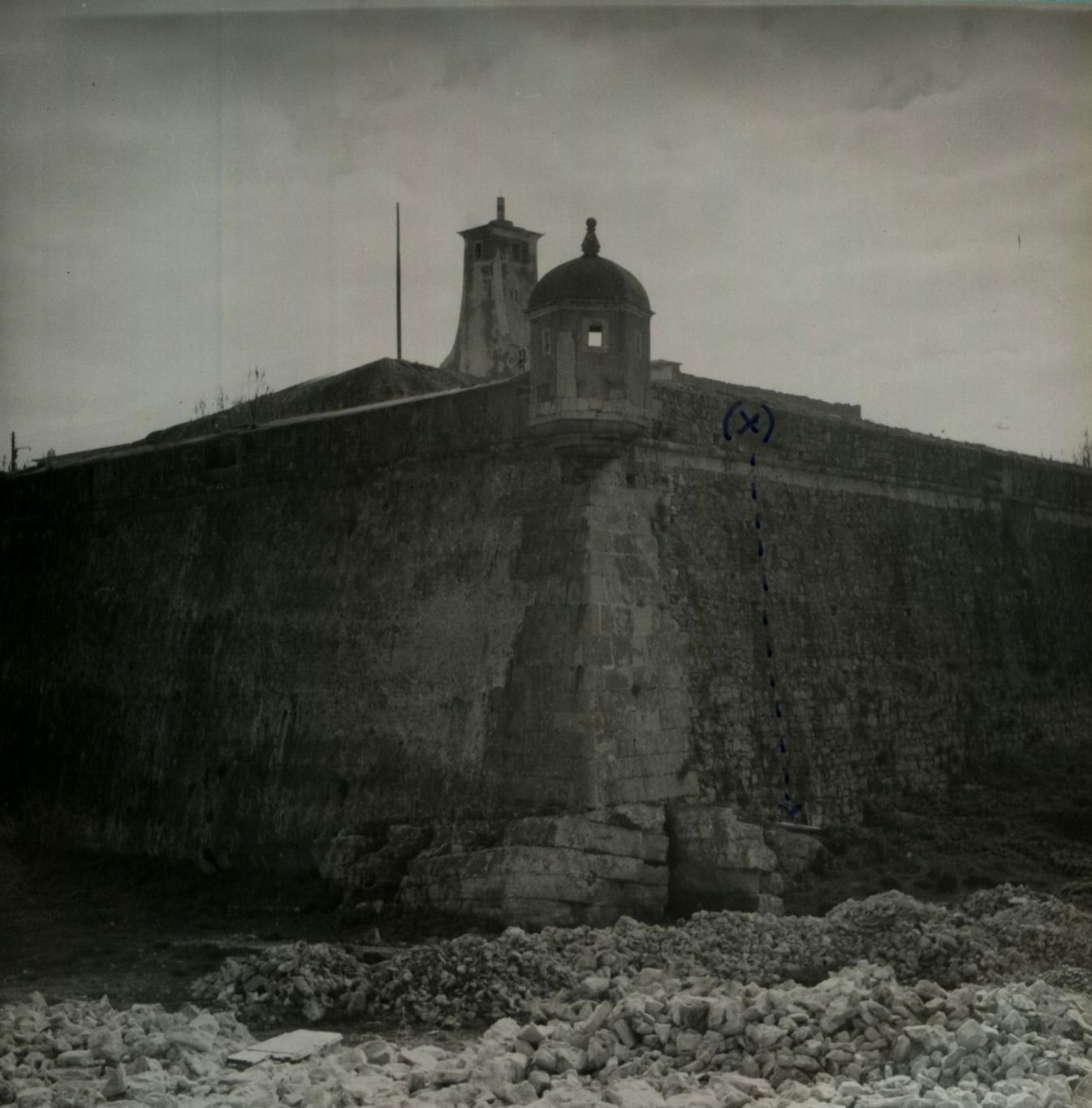 Muralha exterior do Forte de Peniche, por onde os evadidos devem ter descido por lenÃ§Ã³is