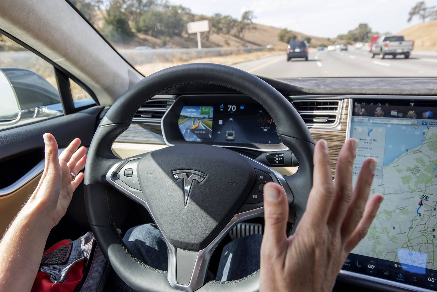 Segundo Elon Musk, o hardware de que os Tesla passam a dispor nada tem que ver com o Autopilot (na foto). Trata-se de algo completamente novo