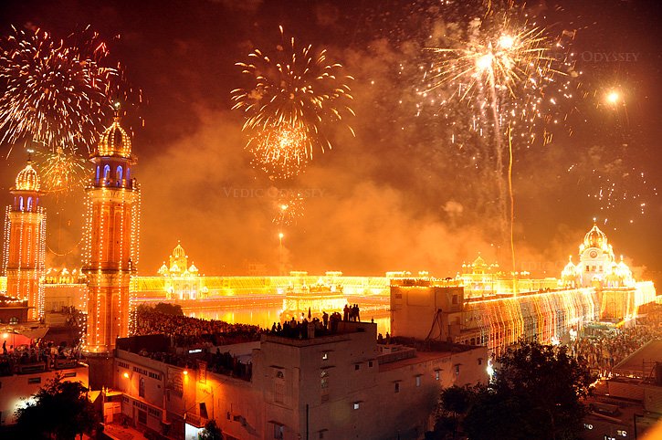Diwali_fireworks_and_lighting_celebrations_India_2012
