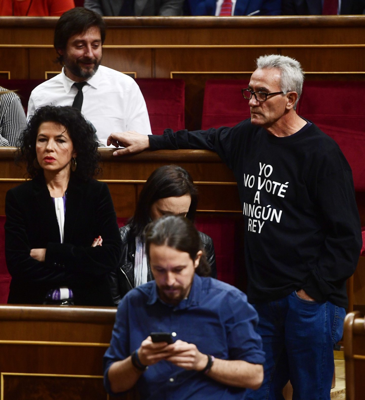 Left-wing party Podemos MP, Diego Canamero (R) sports a shirt reading "I didn't vote any king" before the celebration of the Spanish Congress' 12th legislature opening ceremony at the Spanish parliament, on November 17, 2016 in Madrid. / AFP / PIERRE-PHILIPPE MARCOU (Photo credit should read PIERRE-PHILIPPE MARCOU/AFP/Getty Images)