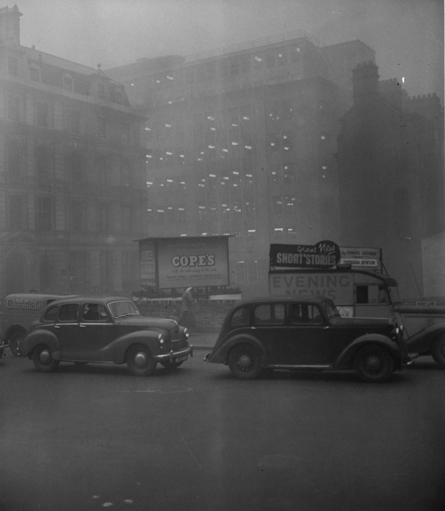 5th December 1952: Morning traffic at Blackfriars, London almost at a standstill because of the blanket smog. (Photo by Don Price/Fox Photos/Getty Images)