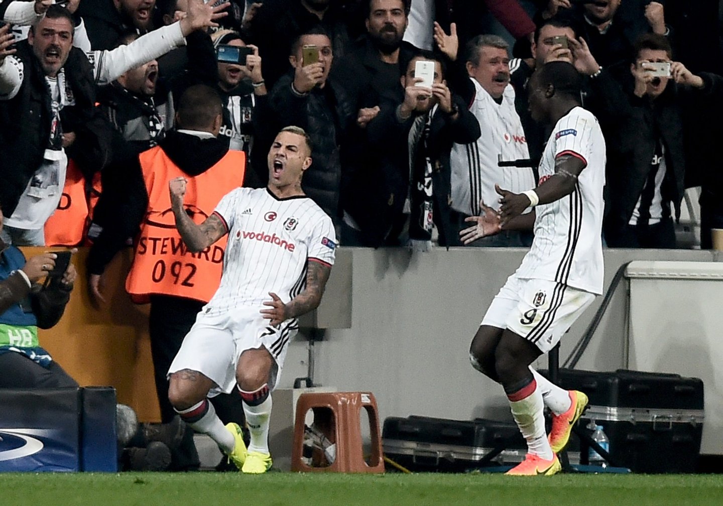 Besiktas' Portuguese midfielder Ricardo Quaresma (L) celebrates with teammate Cameroonian forward Vincent Aboubakar (R) after scoring a goal against Napoli during the UEFA Champions League football match between Besiktas and Napoli at the Vodafone Arena Stadium on November 1, 2016 in Istanbul. / AFP / OZAN KOSE (Photo credit should read OZAN KOSE/AFP/Getty Images)