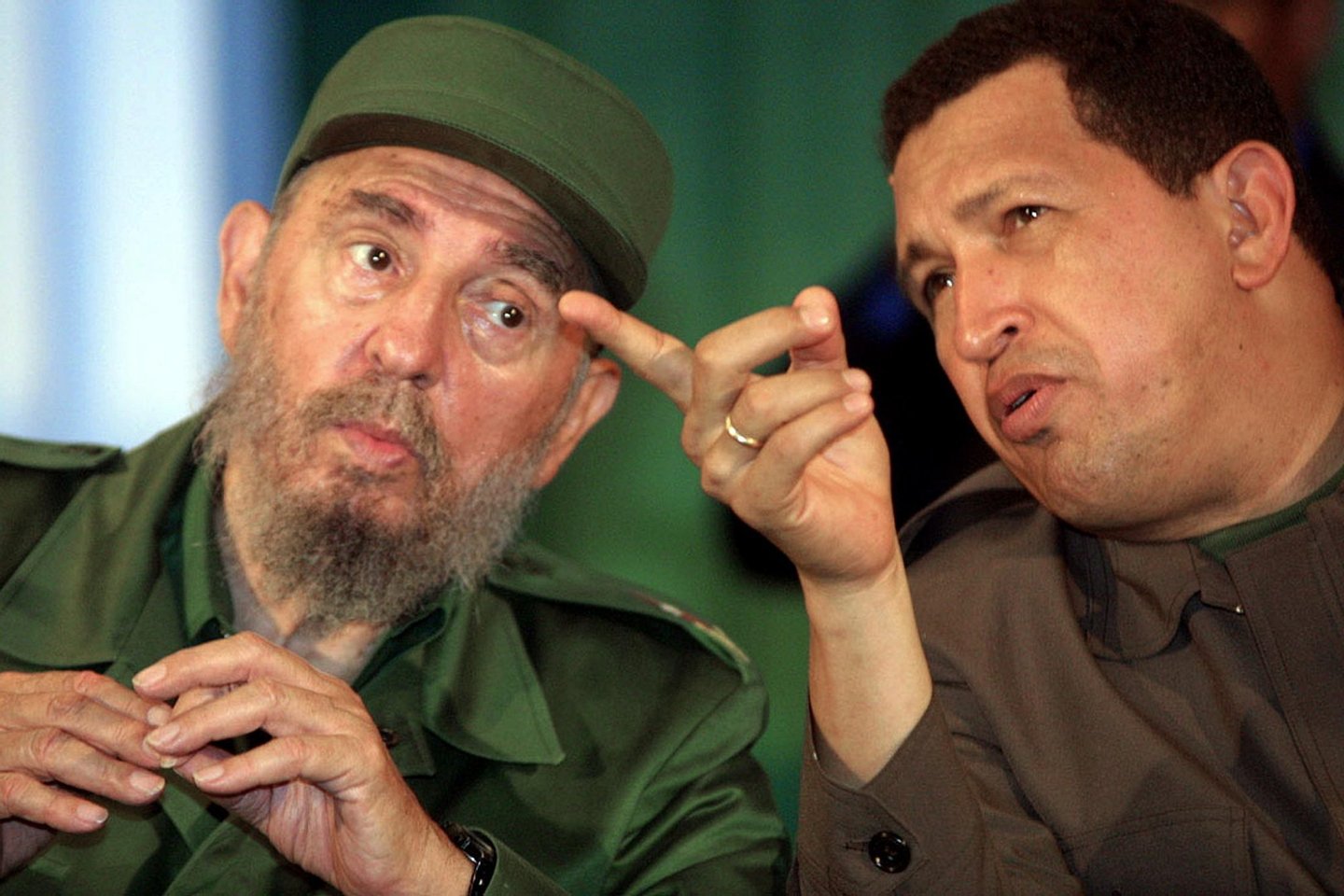 Cubano Fidel Castro (L) confers with Venezuelan President Hugo Chavez (R) 11 August 2001 in Bolivar City. Castro is visiting Venezuela to strengthen ties with Chavez, who has shown a keen interest in taking lessons from the Cuban president on introducing sweeping social change. Castro, who will turn 75 in two days after 42 years in power, arrived at Maiquetia airport outside Caracas on his sixth trip to Venezuela but his third since the charismatic Chavez, 47, took the president's post in February 1999. AFP PHOTO/ANDREW ALVAREZ (Photo credit should read ANDREW ALVAREZ/AFP/Getty Images)