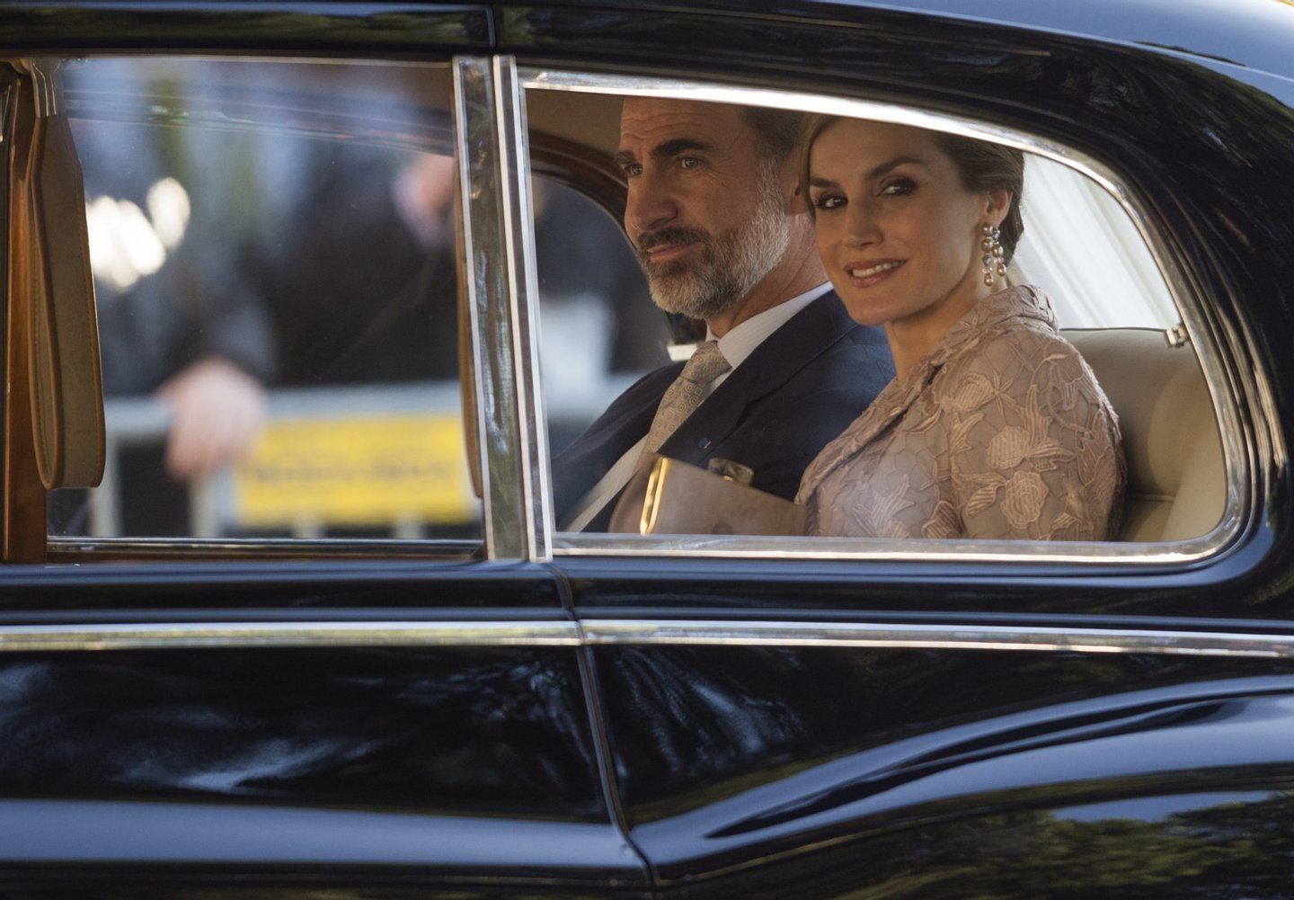 Spain's king Felipe VI (L) and his wife queen Letizia arrive at Porto on November 28, 2016 on the first day of their three days state visit to Portugal. / AFP / MIGUEL RIOPA (Photo credit should read MIGUEL RIOPA/AFP/Getty Images)