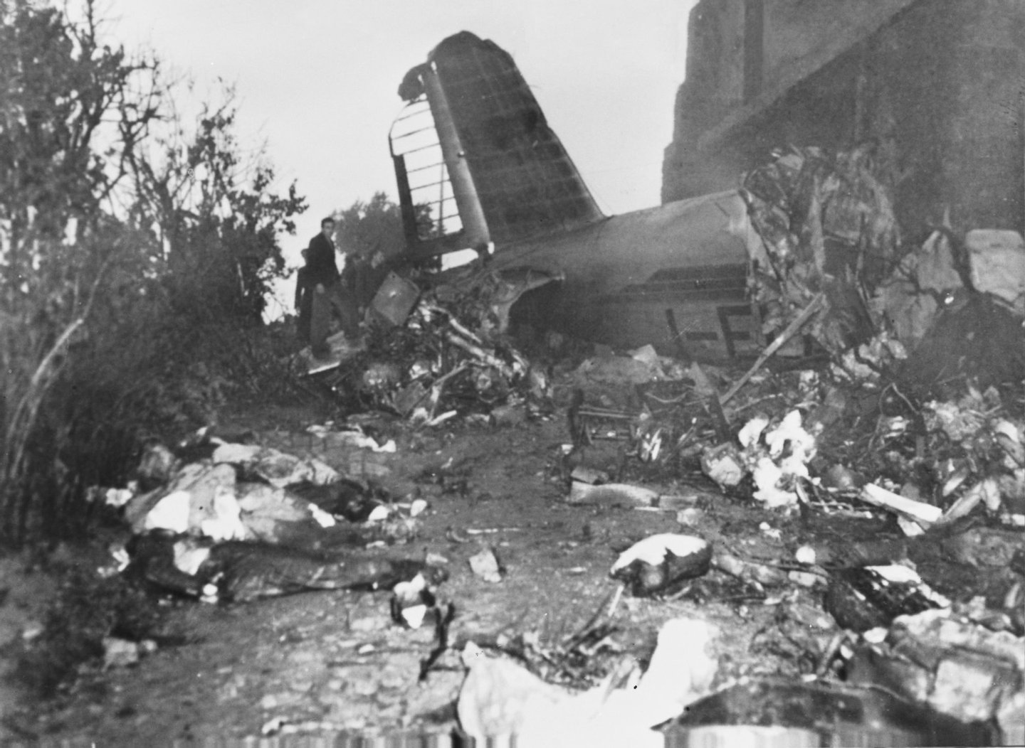 Some of the victims of the air crash in which Italian football team Torino FC were killed, along with their British trainer Leslie Lievesley, 5th May 1949. The plane, which had taken off in Lisbon, was circling to land in Turin when it crashed into Superga hill. The death toll equalled 31, including the entire team, five reserves, two trainers, three journalist, the club's manager Arnaldo Agnisetta, a masseur and the crew of the aircraft. (Photo by Keystone/Hulton Archive/Getty Images)