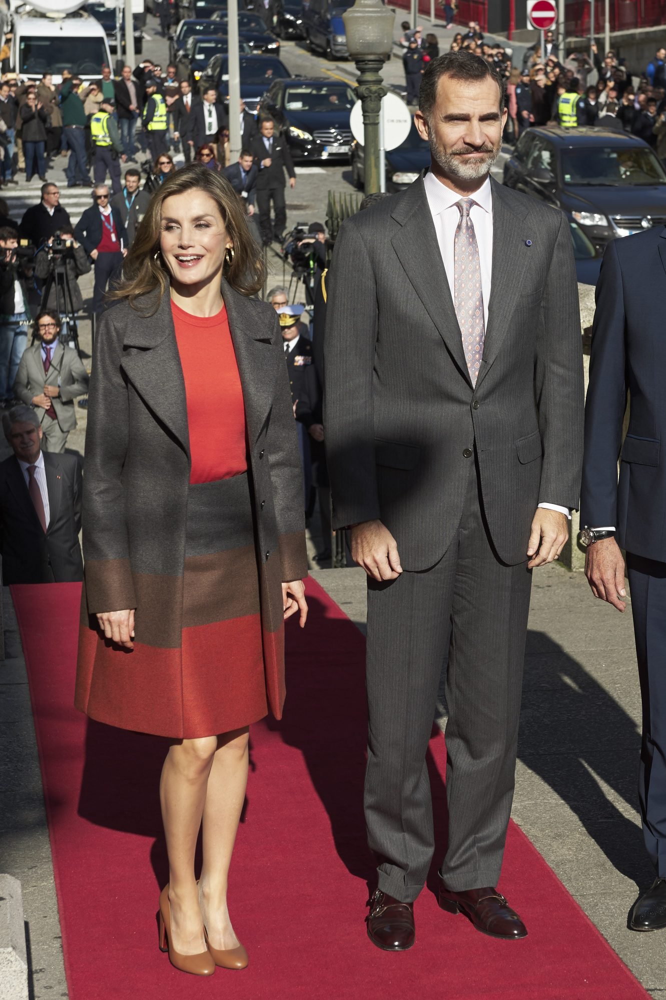 PORTO, PORTUGAL - NOVEMBER 29: King Felipe of Spain and Queen Letizia of Spain visit the Palacio de la Bolsa during their official visit to Portugal on November 29, 2016 in Porto, Portugal. (Photo by Carlos Alvarez/Getty Images)
