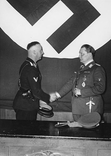 Bundesarchiv_Bild_183-R96954,_Berlin,_Hermann_GÃ¶ring_ernennt_Himmler_zum_Leiter_der_Gestapo