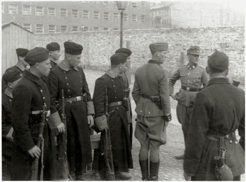 Warsaw_Ghetto_Uprising_Umschlagplatz_1943_05