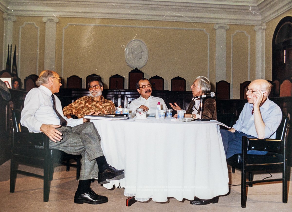 Em 2001, no Rio de Janeiro, com JosÃ© Saramago, Pepetela, JoÃ£o Ubaldo Ribeiro e Helder Macedo