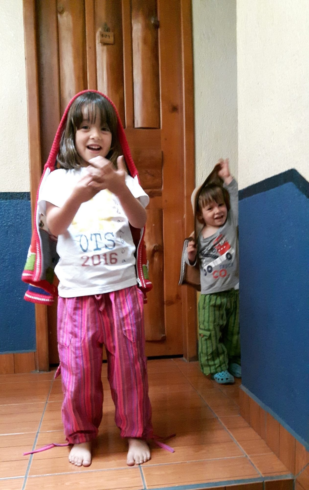 A LuÃ­sa e o Manel com o seu "pijama inventado"