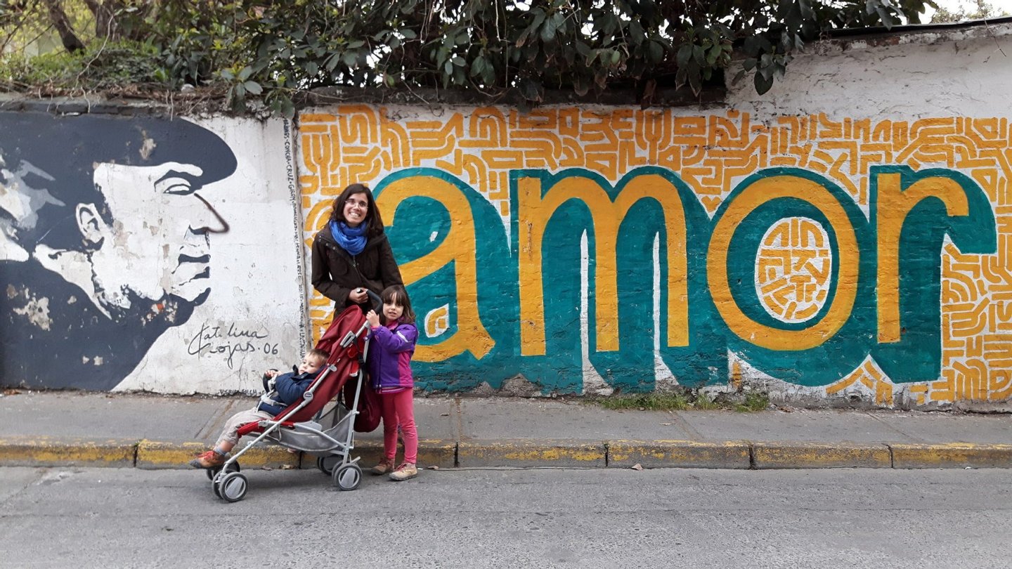 Ã€ hora a que chegÃ¡mos Ã  casa de Neruda em Santiago do Chile, jÃ¡ sÃ³ conseguimos ver este mural no exterior.