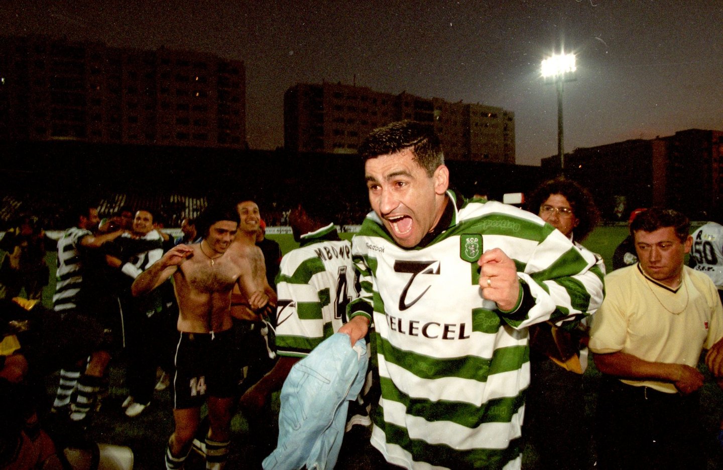 14 May 2000: Beto Acosta of Sporting Lisbon celebrates winning the Portugese Championship after the Portugese League Match against Salgueiros at Eng Vidal Pinheiro in Porto, Portugal. Sporting Lisbon won 4 - 0. Photo by Nuno Correia. Mandatory Credit:Allsport UK /Allsport