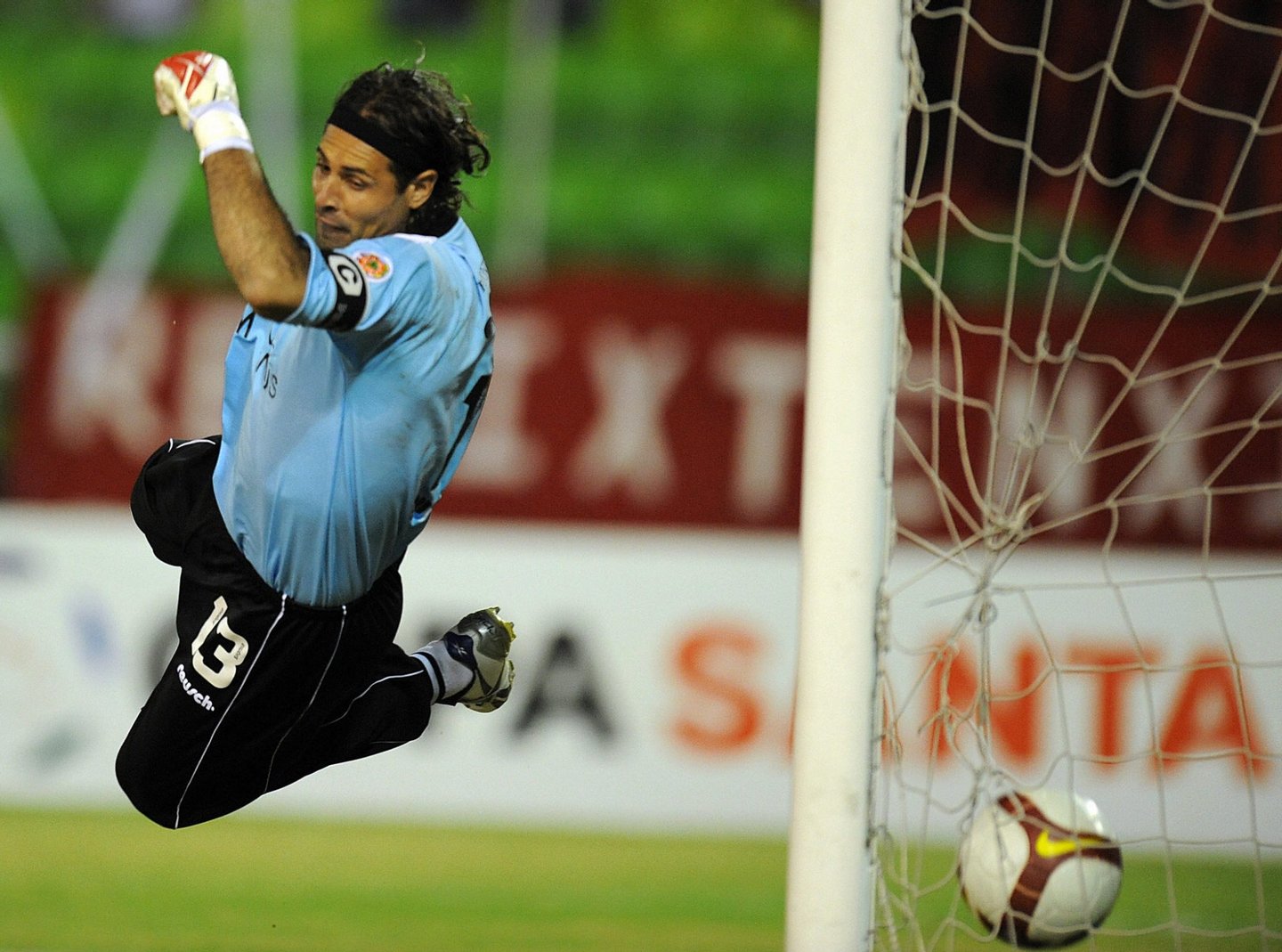 Goalkeeper Carlos Bossio of Argetinian Lanus misses the ball during their 2009 Libertadores Cup football match against Caracas FC at Olimpico Stadium in Caracas February 25, 2009. AFP PHOTO/Juan Barreto (Photo credit should read JUAN BARRETO/AFP/Getty Images)