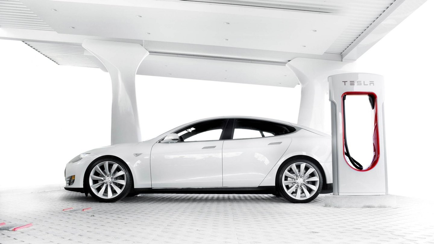 teslas-supercharger-global-network-reaches-almost-400-charging-stations-93146_1