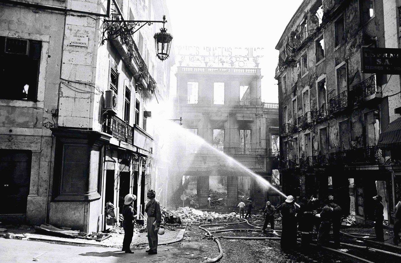 30 anos do incêndio do Chiado Ainda agora olho para as fotos que fiz