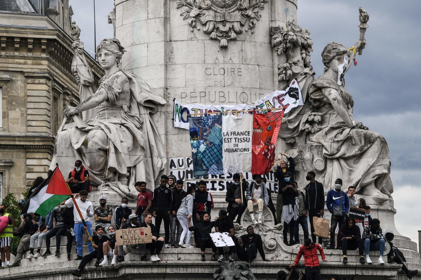 Fran A Protestos Contra Viol Ncia Policial E Racismo Juntam Mil E