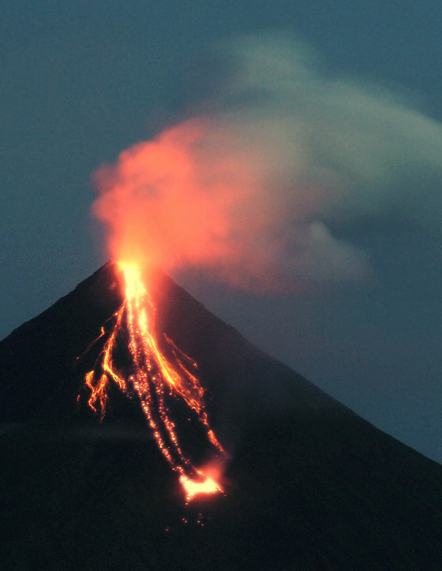 Vulcão Mayon vai entrar em erupção nas próximas semanas ...