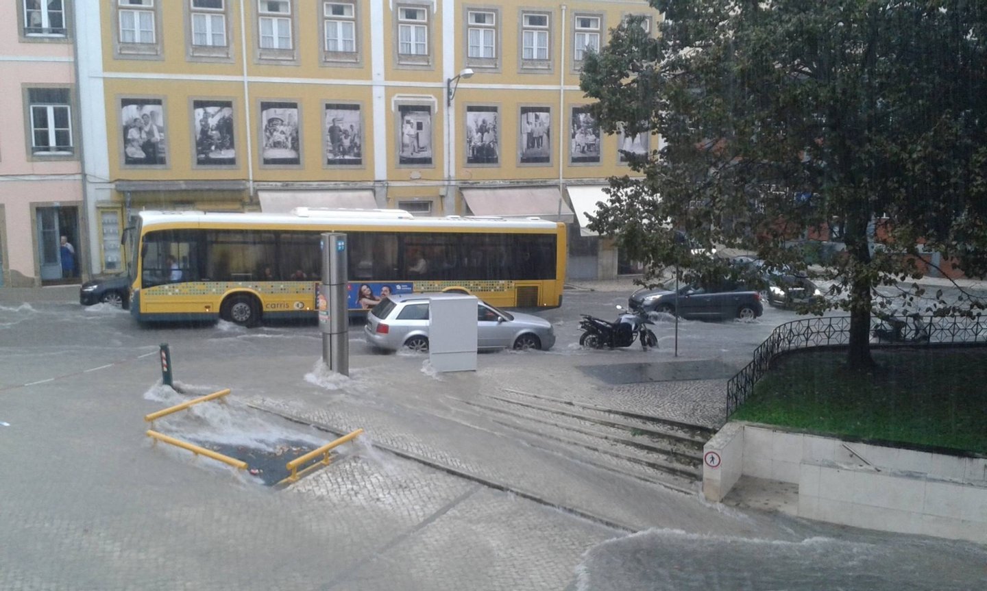 Fotogaleria: Inundações voltam a provocar caos em Lisboa ...