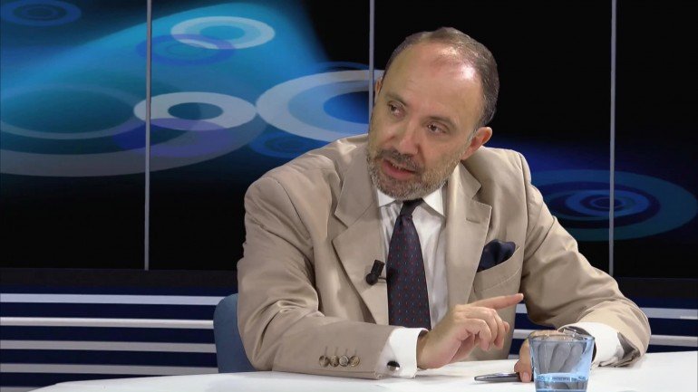 Matos Correia: "PS tira com uma mão, dá com outra"