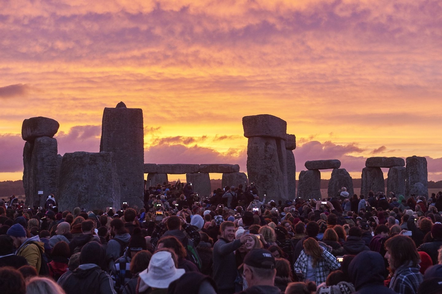 23 mil pessoas celebram o Solstício de Verão em Stonehenge Observador