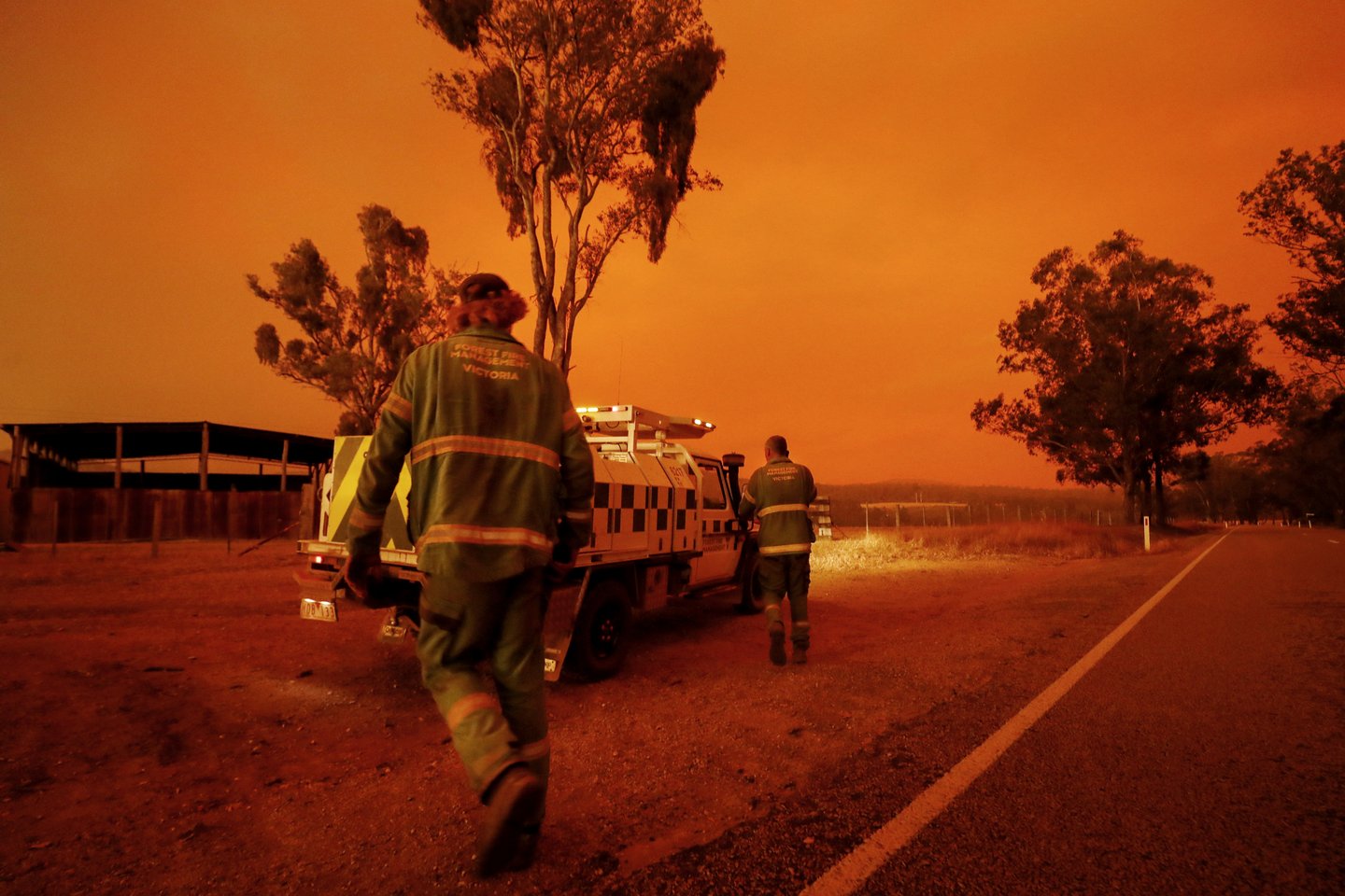 Céu fica vermelho-sangue na Austrália por causa dos fogos ...