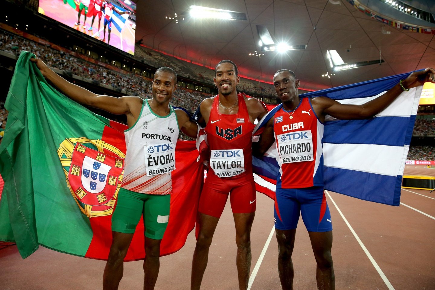 Nelson Évora ganha bronze em mundial de atletismo - Observador