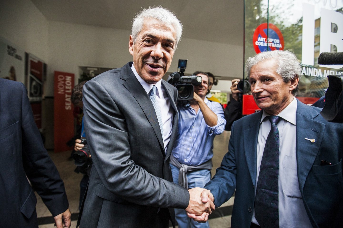Lisboa, 04/10/2015 - José Sócrates, o antigo primeiro ministro atualmente em prisão domiciliária, vota esta manhã na rua Camilo Castelo Branco para as eleições legislativas portuguesas de 2015. Também designadas de eleições para a Assembleia da República, o acto eleitoral decorre em todo o paÃs com vista a formar o XX Governo Constitucional de Portugal. (Nuno Pinto Fernandes/Global Imagens)