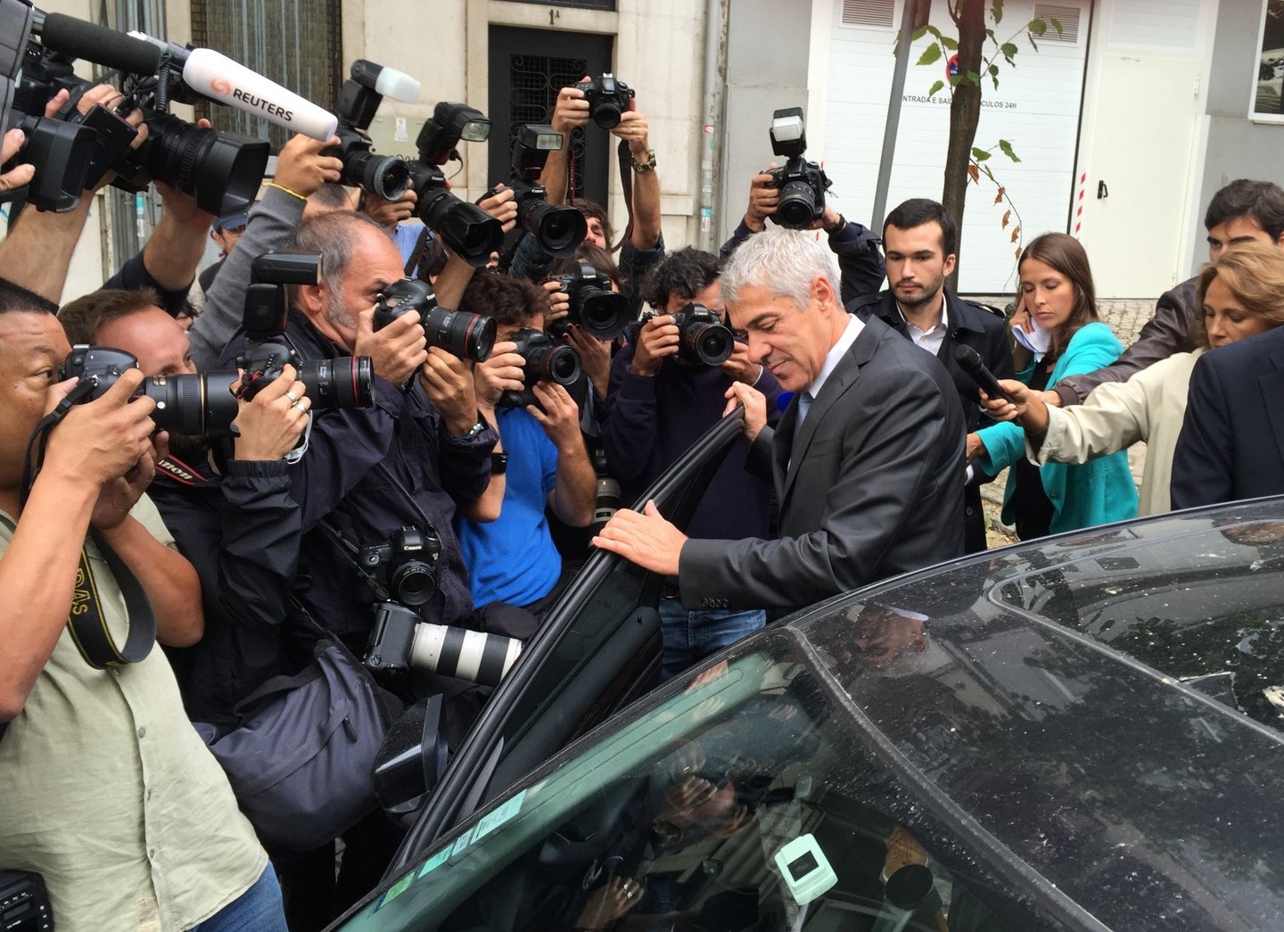 Depois de fazer uma breve declaração aos muitos jornalistas presentes no local, José Sócrates entrou para o carro que o levou até à Rua Camilo Castelo Branco para poder votar naquela que foi a primeira vez que exerce este direito em prisão domiciliária.