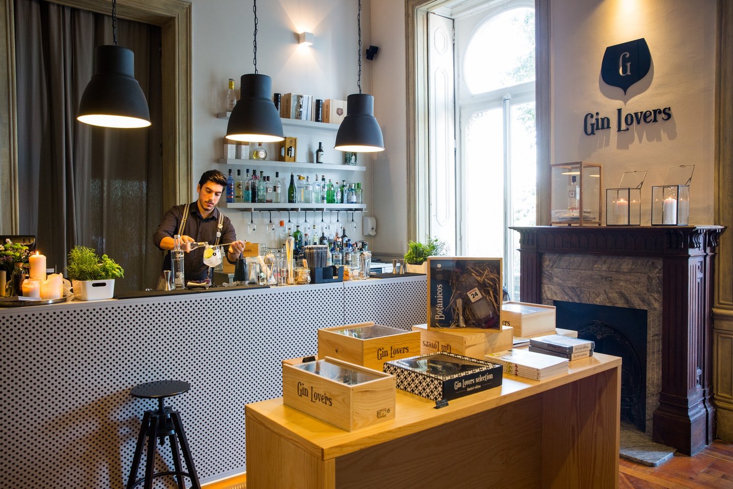 Gin Lovers, Embaixada .