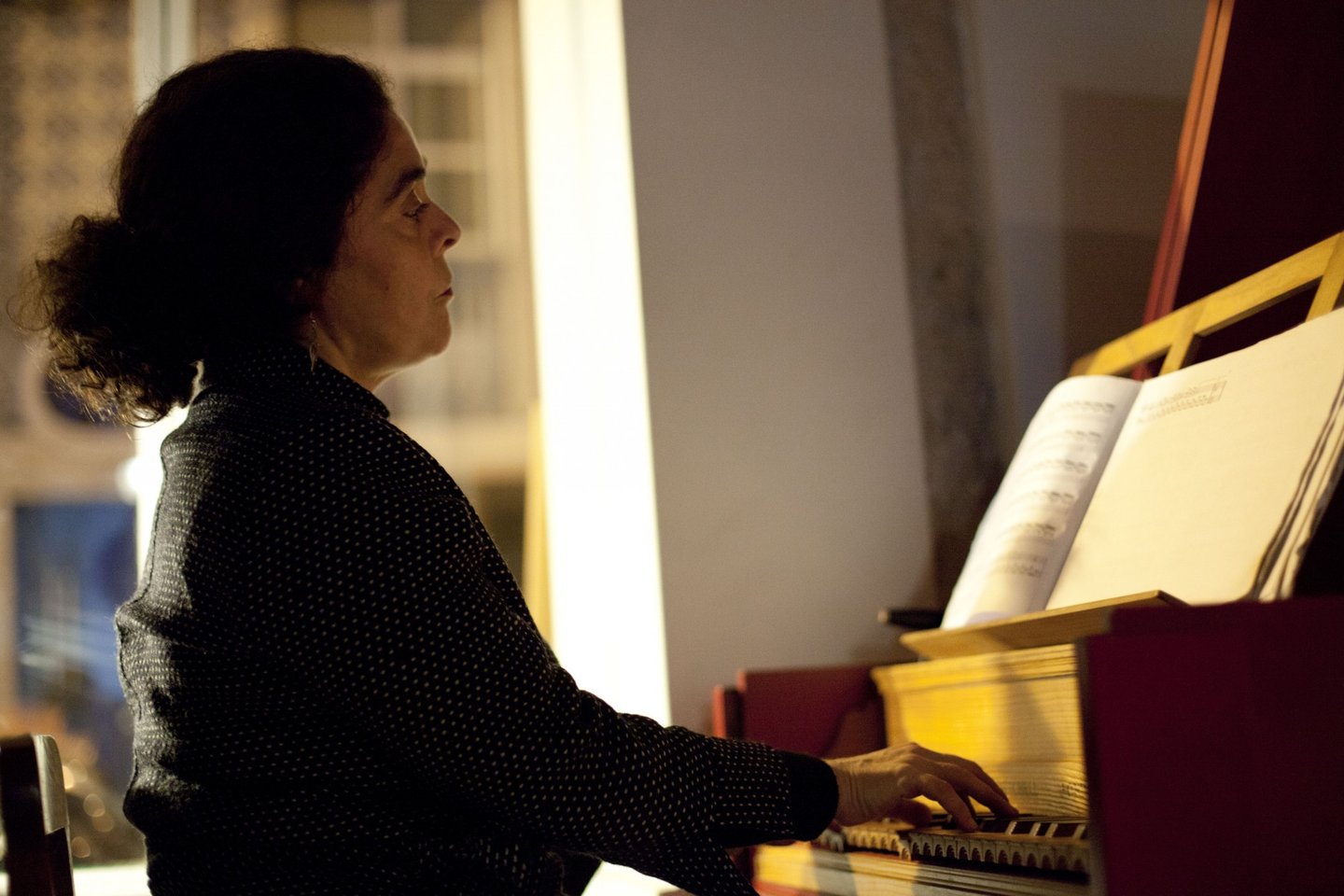 Joana Bagulho a tocar cravo numa das sessões de poesia do bar Irreal