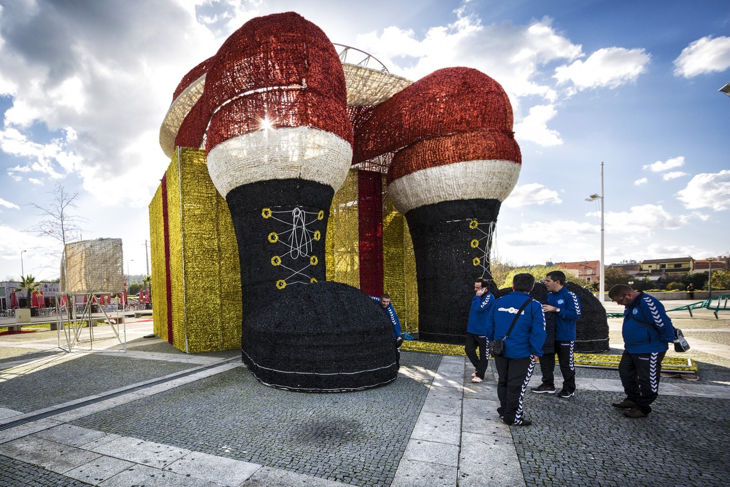 A construção do pai natal gigante em Ãgueda - Maria João Gala/ Global Imagens