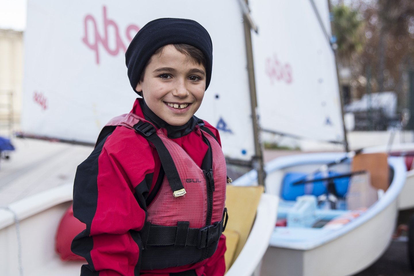 Tiago Wanzeller tem 9 anos e pratica vela há dois