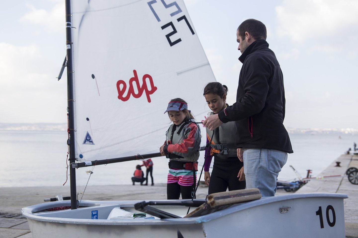 A preparação para uma regata é feita por todos