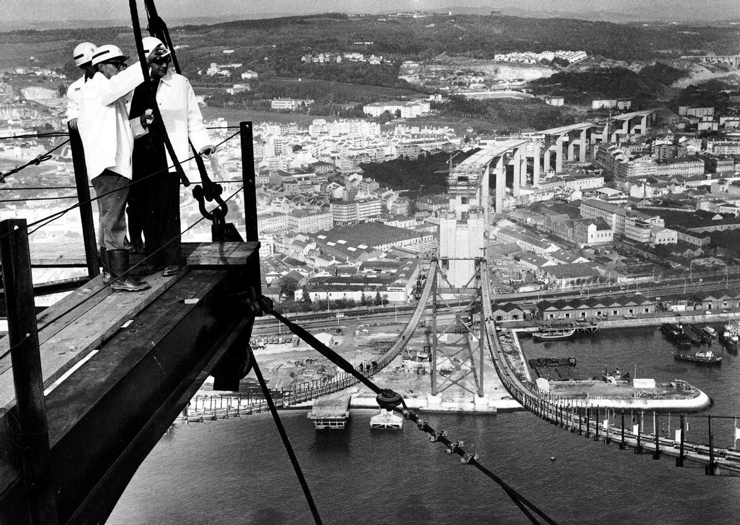 Lisboa. As primeiras imagens (raras) da Ponte 25 de Abril ...