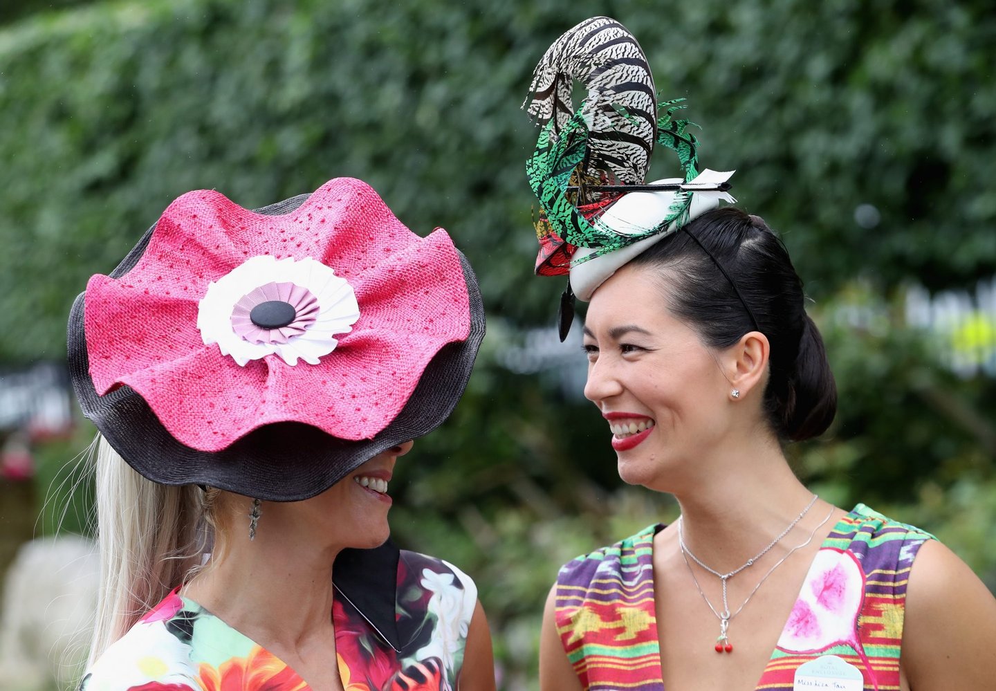 Две шляпы. Роял аскот шляпы. Royal Ascot 2016. Королевский аскот шляпки. Royal Ascot шляпки.