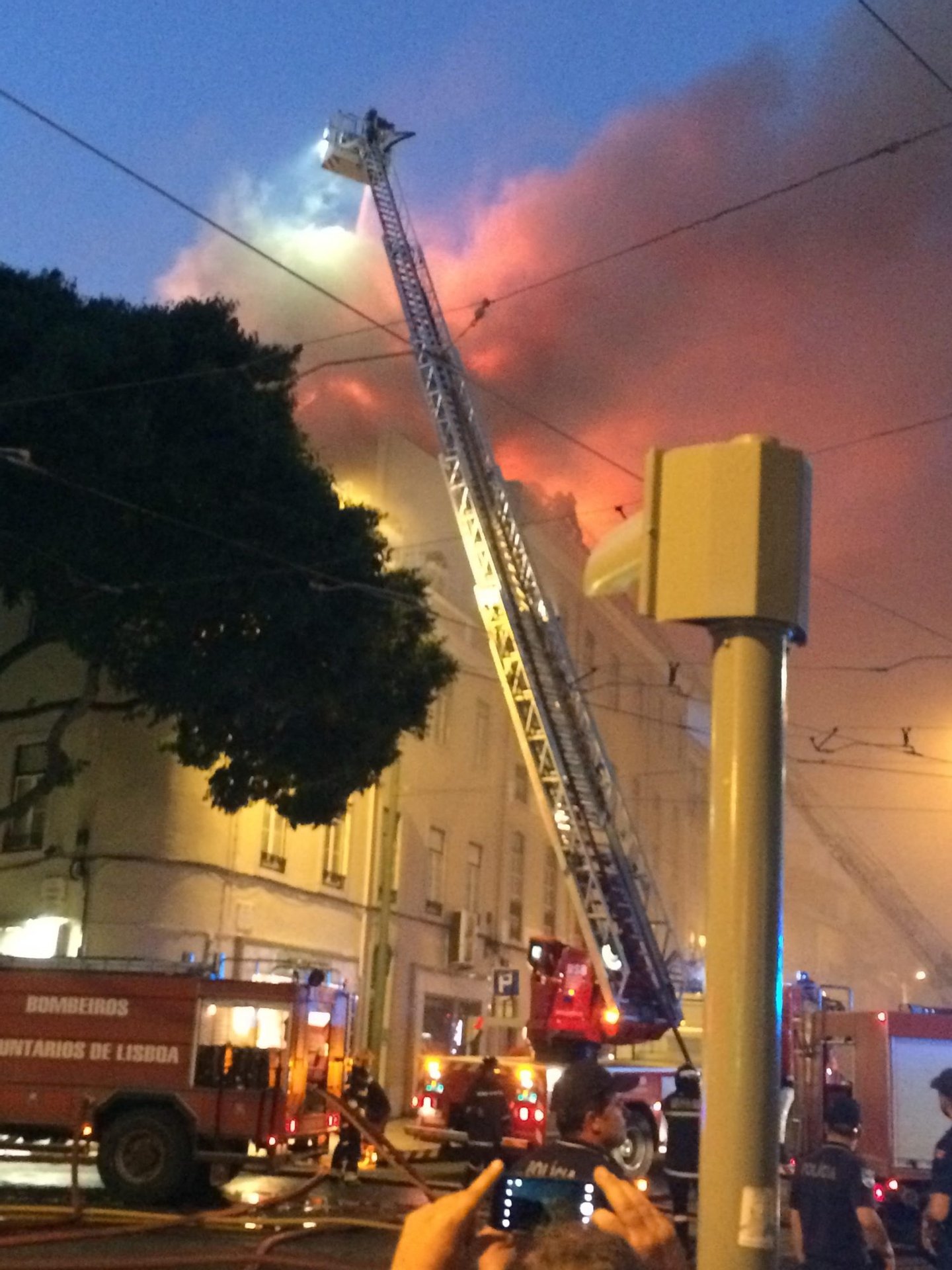 Incêndio em prédio em Campo de Ourique extinto mas atingiu ...