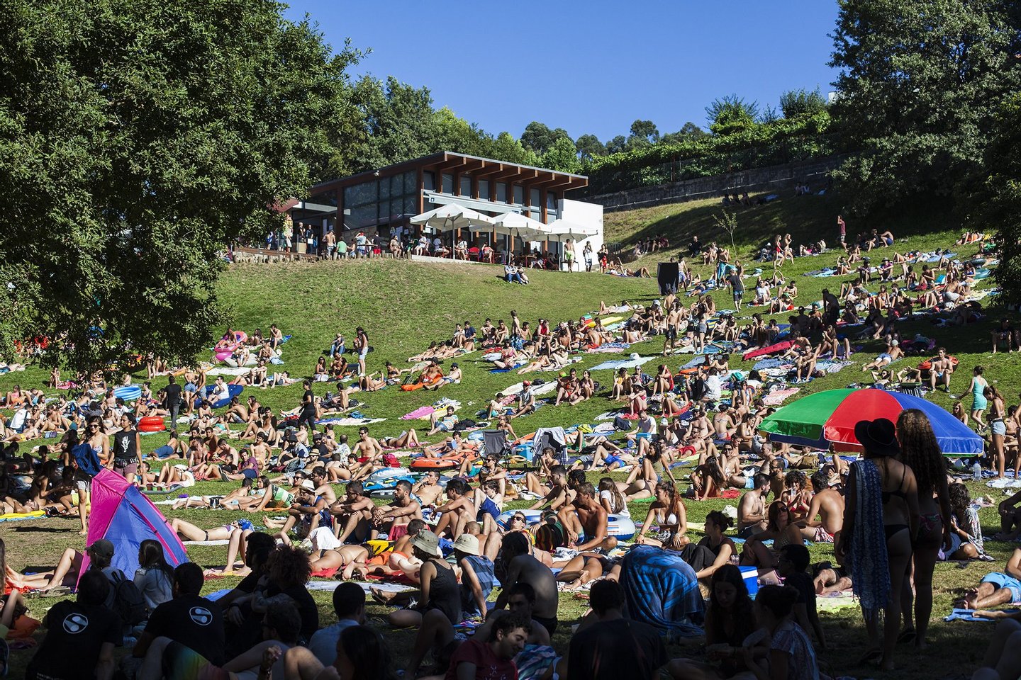 A vida no Rio Coura em 20 fotografias – Observador