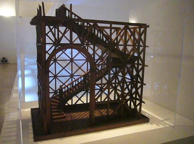 Maquete de um edifício apresentando a gaiola pombalina, uma estrutura de madeira colocada no interior das paredes de alvenaria - Galinhola/Wikimedia Commons