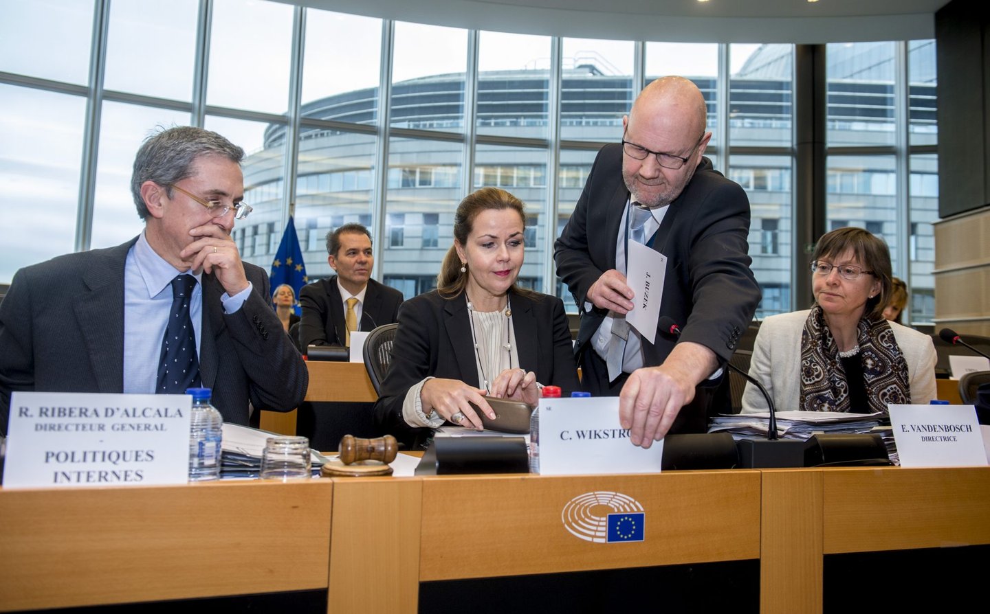 Cumpre-se o formalismos. Sai a placa com o nome de Buzek para ser colocada a de Wikström