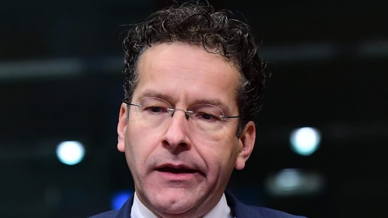 Parlamento Europeu exige demissão de Dijsselbloem – Observador