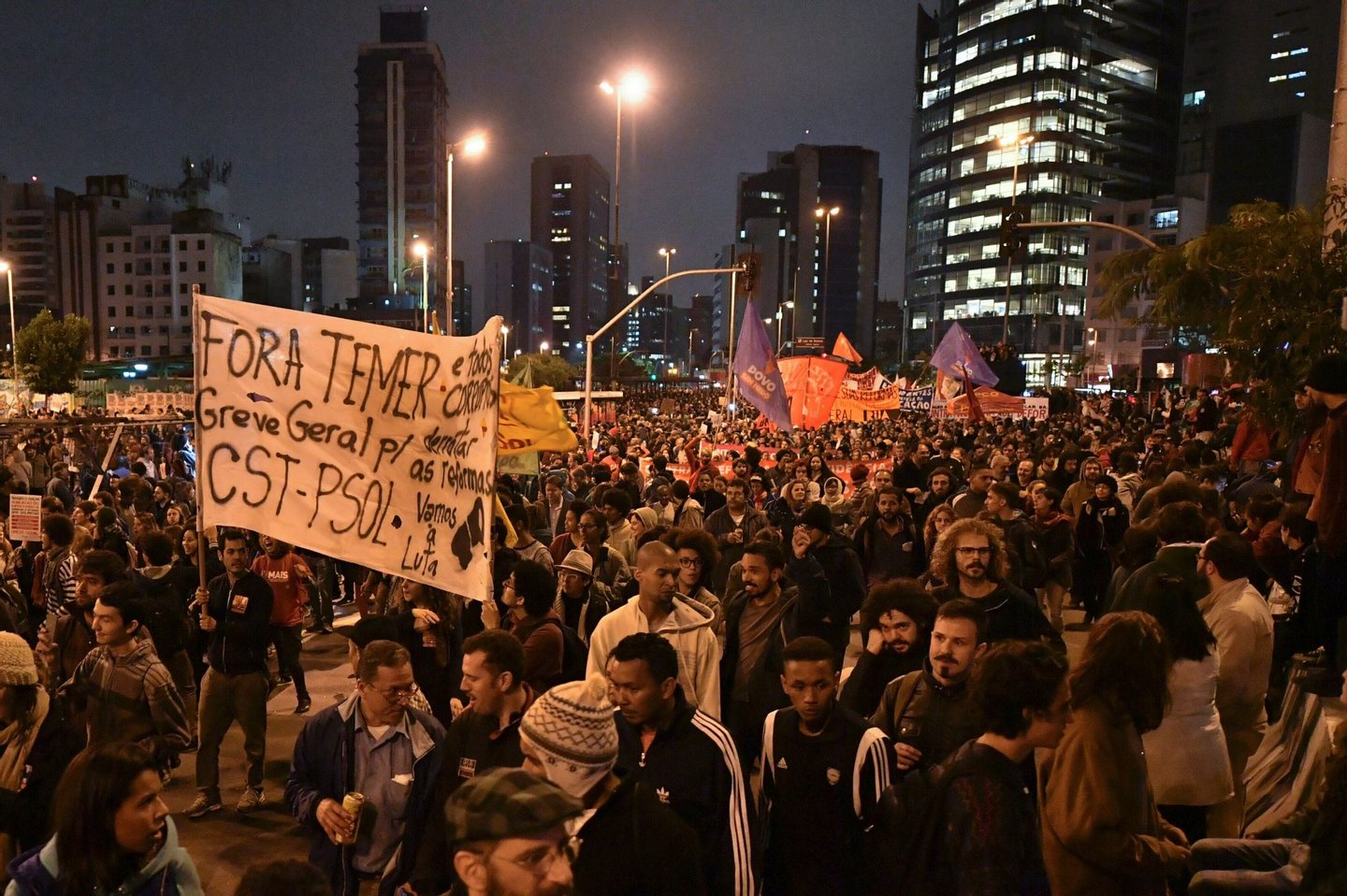 Greve geral no Brasil com multidões e confrontos nas ruas. Veja as