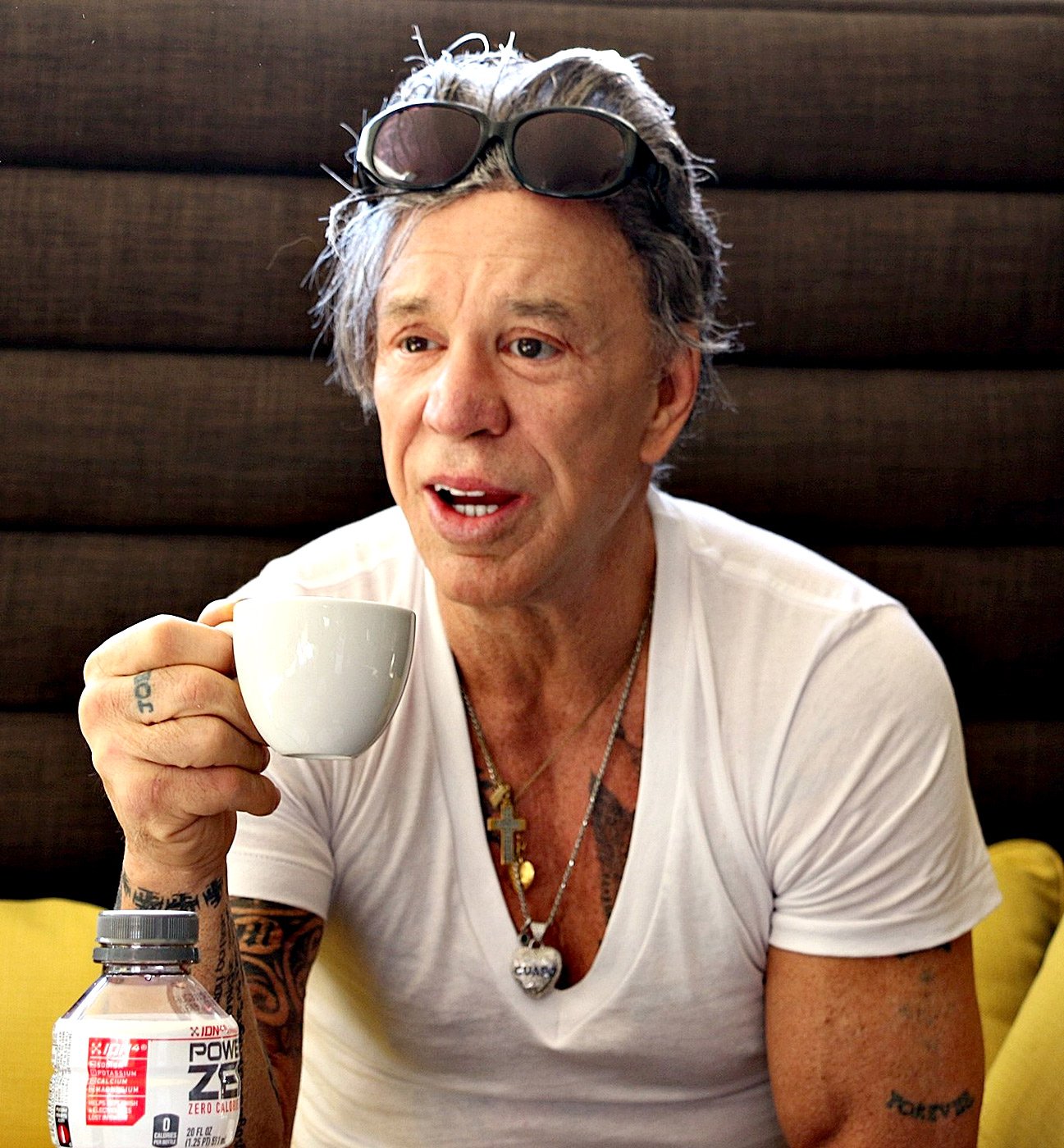 Mickey Rourke voltou à faca – e está cada vez mais irreconhecível