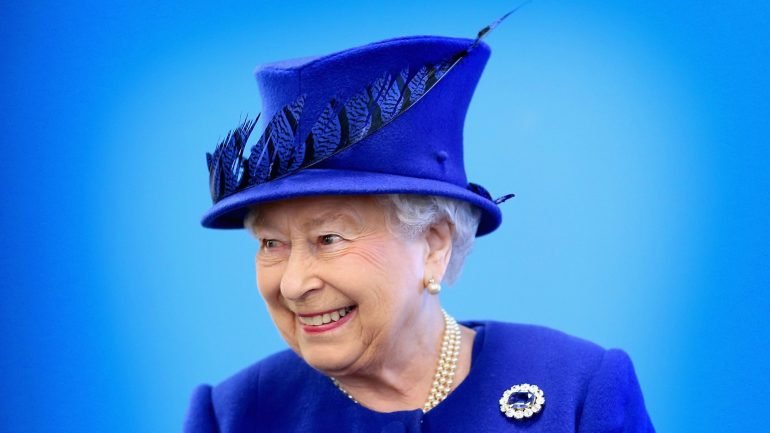 Rainha de Inglaterra investiu milhões em paraísos fiscais 