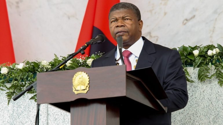 Presidente Da República Angolano Diz à Comunicação Social Estatal Para Servir “de Facto 