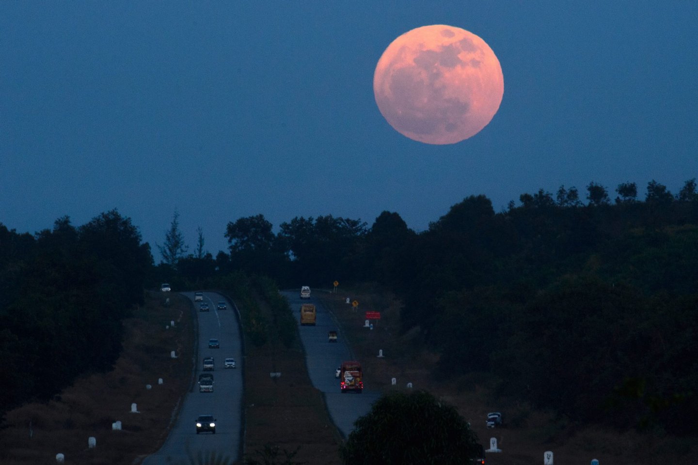 Ainda vai a tempo de ver a única Super Lua de 2017 Observador