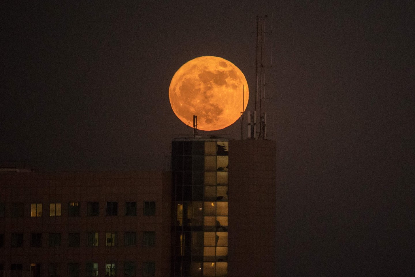 Fotogaleria. O fenómeno da última superLua em 13 fotografias Observador