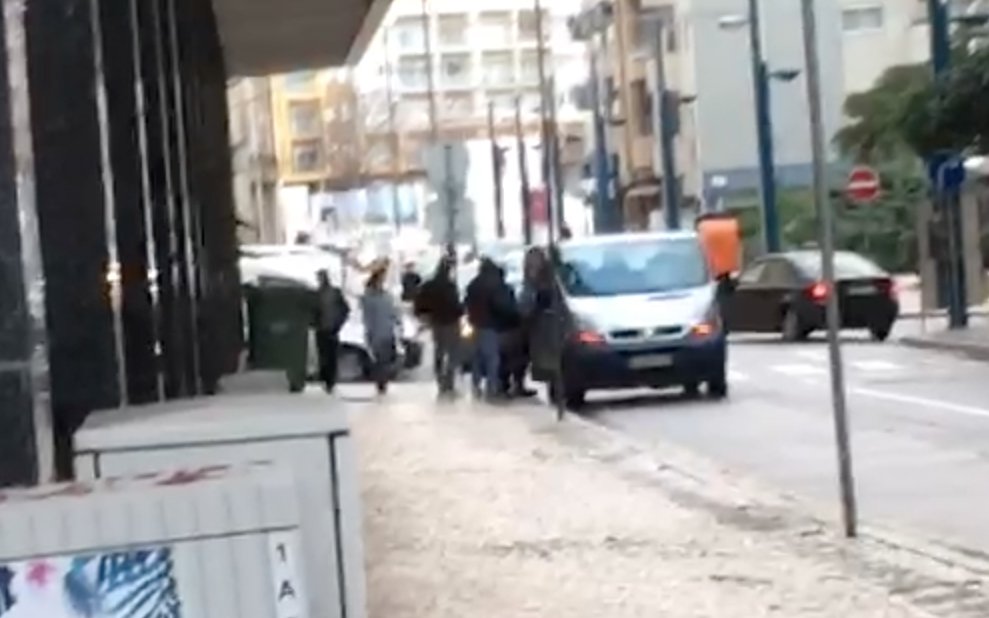 Uma hora depois, a carrinha volta com mais militantes e estaciona em frente à sede de campanha do PSD em Ovar. Militantes entram, depois de votar, na carrinha.